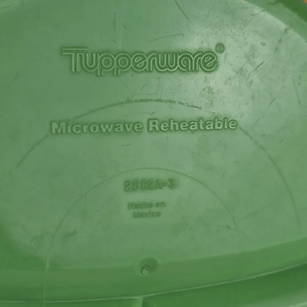 Vintage Tupperware Munchkids Divided Snack Plates With‎ Lids Set Of 2 2552A